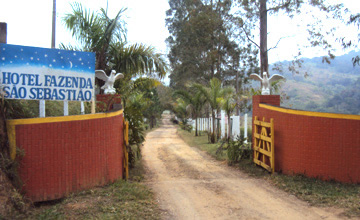 As porteiras do Hotel Fazenda São sebastião abertas a espera de sua chegada