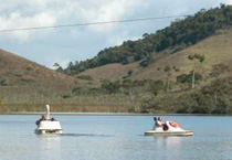 Hóspedes passeando no lago de pedalinho