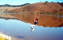 imagem de turista descendo a tiroleza